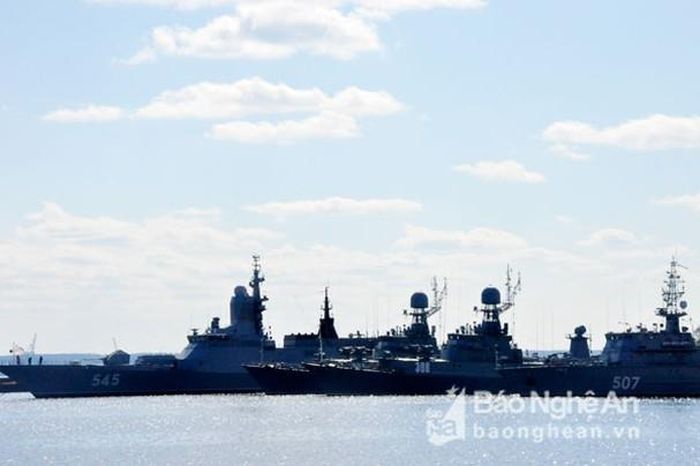 Ở thành phố Sankt-Peterburg, ngoài Cung điện Mùa đông nổi tiếng, đây cũng là một trong những cảng biển lớn nhất của Nga, đồng thời là một đầu mối giao thông quan trọng về đường sắt và đường bộ. Đây cũng là căn cứ chính của hải quân Nga (Hạm đội Baltic). Nơi đây luôn tập kết các loại tàu chiến hiện đại của Nga. Ảnh: Đ.C