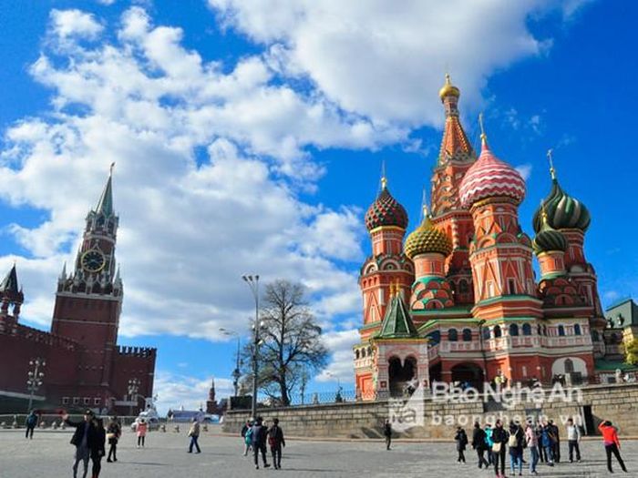 Ngoài các di tích lịch sử nổi tiếng ở Sankt-Peterburg, đến nước Nga, du khách không thể không đến thăm Quảng trường Đỏ. Mỗi một công trình tại khu vực quảng trường Đỏ đều có thể coi là huyền thoại. Một trong số đó là lăng Lenin, trong đó người ta đặt thi hài của Vladimir Ilyich Lenin, người sáng lập ra Liên Xô. Bên cạnh đó là công trình kiến trúc phức tạp có các vòm hình củ hành của nhà thờ thánh Basil cũng như các cung điện và nhà thờ của điện Kremli. Ảnh: Đ.C