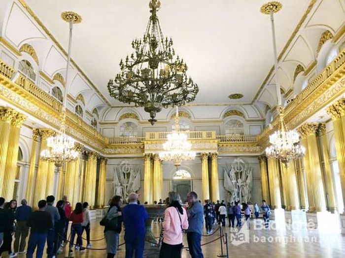 Nơi đây trưng bày và lưu trữ gần 3.000.000 hiện vật. Trong số đó có 15.000 tác phẩm hội họa nổi tiếng, 12.000 bức tượng, 620.000 bản khắc và tranh phác họa, 1.000.000 các phù điêu, tiền đồng và huy hiệu kỷ niệm. Theo thống kê của các nhà chuyên gia, 16 năm là thời gian tối thiểu cần thiết để nghiên cứu toàn bộ các hiện vật trong bảo tàng này. Và để có một cuộc du ngoạn tương đối đầy đủ trong Hermitagesẽ đi bộ với một hành trình dài khoảng 22km. Ảnh: Đ.C