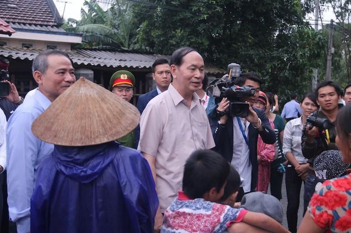 Chủ tịch nước Trần Đại Quang cùng Bí thư Thành ủy Đà Nẵng Trương Quang Nghĩa thăm hỏi người dân vùng lũ. Ảnh: HOÀI AN