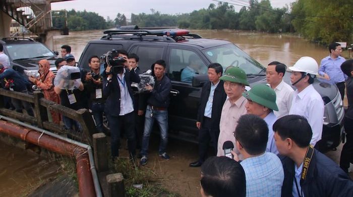Chủ tịch nước Trần Đại Quang đi kiểm tra vùng lũ. Ảnh: HOÀI AN