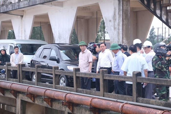 Nước lũ đang rút dần nhưng nước lên nhanh như đợt lũ này khiến người dân lo lắng. Ảnh: HOÀI AN