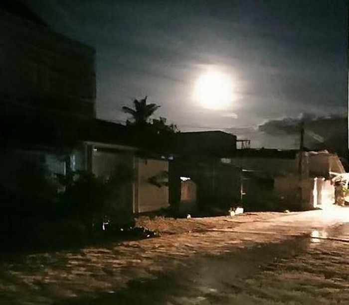 Điện tắt, ánh trăng rờ rỡ giữa trời đêm. Ảnh: NGUYỄN VĂN PHO