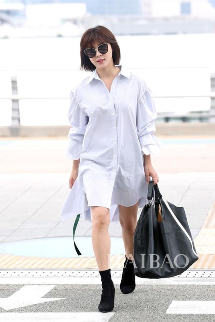 Ha Ji Won chuộng mốt giấu quần với sơ mi oversized phối cùng ankle bốt đen.