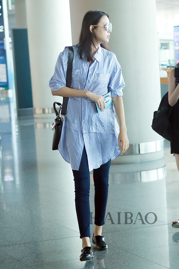 Trương Tử Lâm lại chọn cách diện sơ mi kẻ sọc làm nổi bật set đồ đen của cô.