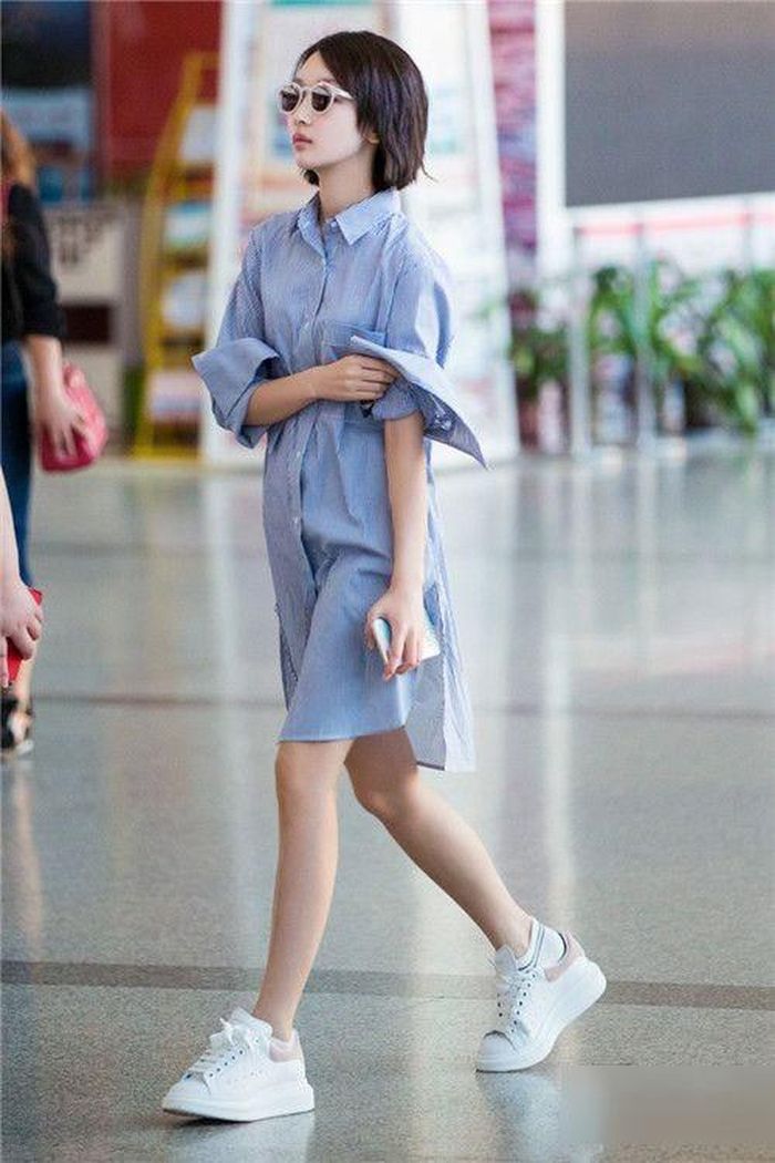 Châu Đông Vũ nhẹ nhàng, năng động với sơ mi dáng váy màu xanh và sneaker độn đế.