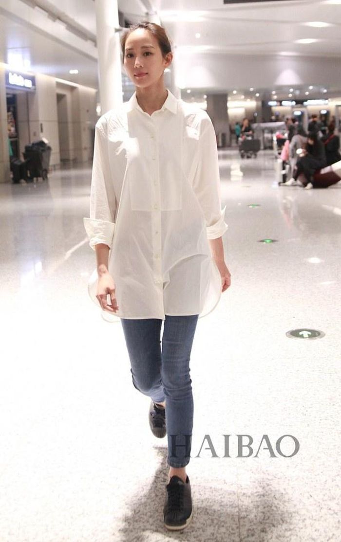Trương Quân Ninh đơn giản nhưng vẫn trẻ trung khi diện áo sơ mi trắng cùng skinny jeans và giày thể thao.