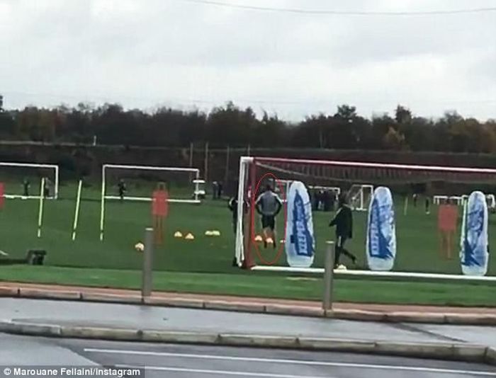 Fellaini chia sẻ hình ảnh Ibrahimovic trở lại luyện tập tại trung tâm huấn luyện Aon Training Complex.