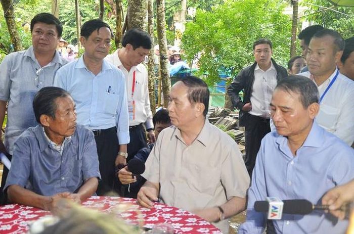 Chủ tịch nước thăm hỏi và tặng quà cho một số gia đình chính sách. Ảnh: Khánh Thức. 
