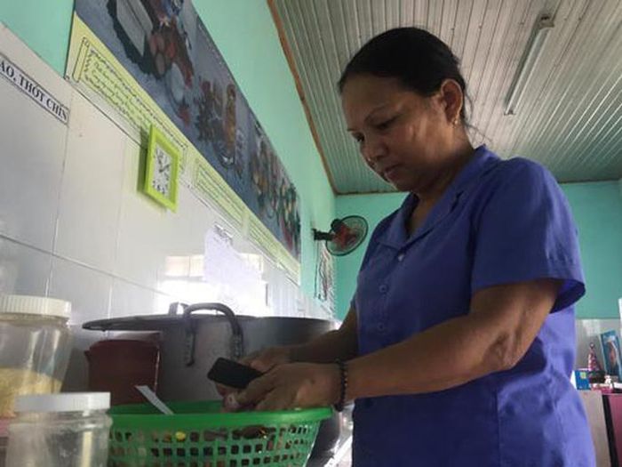 Sau khi nghỉ hưu, cô Trần Thị Hà Lang tiếp tục xin vào làm cấp dưỡng cho điểm trường mầm non Ảnh: Quang Nhật
