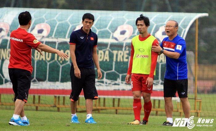 Sau bài tập thi đấu đối kháng ít chạm trong phạm vi hẹp, ông Park đã giữ Công Phượng lại trên sân để nghe ông chỉ dẫn từng chi tiết mà Công Phượng và các đồng đội chưa thực hiện được ở bài tập trước đó. (Ảnh: Hà Thành) 