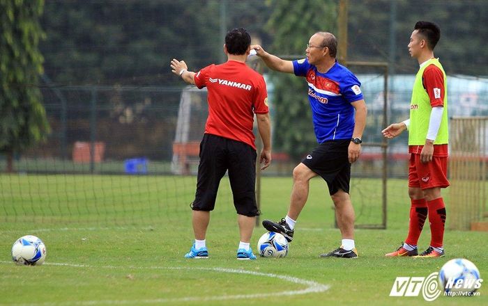  Ông Park Hang Seo rất nghiêm khắc trên sân tập và luôn yêu cầu các cầu thủ phải tập trung cao độ để thực hiện các bài tập. (Ảnh: Hà Thành)