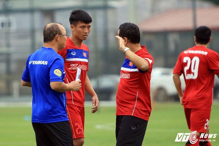  Hết phần khởi động, ông một lần nữa gặp riêng Tiến Dũng để yêu cầu cầu thủ này sửa đổi. (Ảnh: Hà Thành)