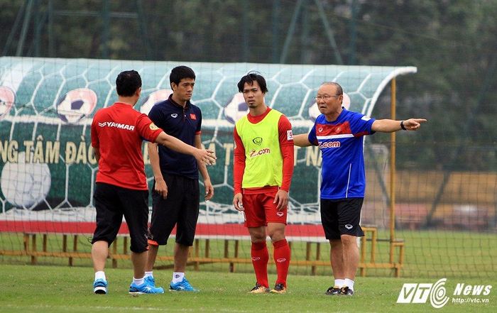  Ông chỉ ra cách di chuyển, cách theo đuổi và cách nhận bóng từ đồng đội cho Công Phượng. (Ảnh: Hà Thành)