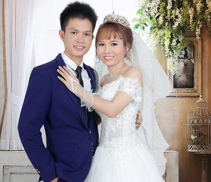 Cô dâu và chú rể hạnh phúc trong ngày cưới.