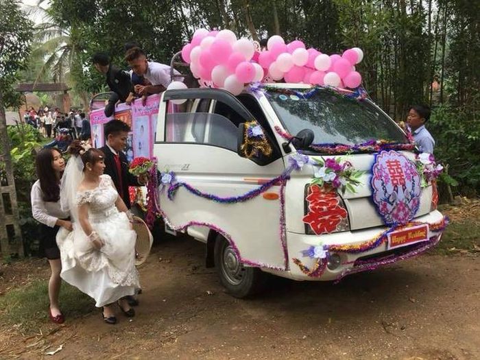 Xe hoa được chú rể Nghệ An trang trí cầu kỳ thu hút sự chú ý của dân mạng.