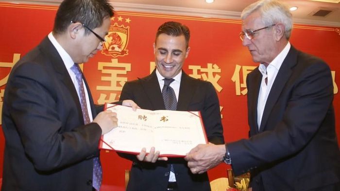 Ông thầy Lippi "trao niềm tin" cho học trò Cannavaro lần thứ nhất.
