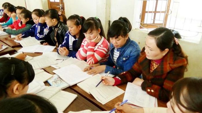 Cô Từ Thị Vân - Hiệu trưởng Trường THPT Quế Phong (bên phải) phụ đạo ngoài giờ cho học sinh.