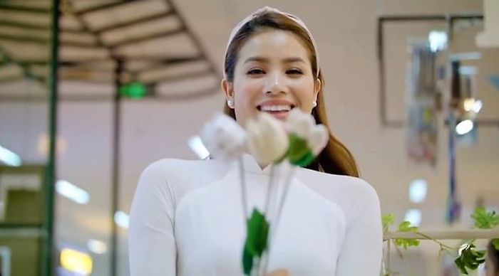 Bên cạnh thiên nhiên ưu đãi với nhiều thắng cảnh đẹp, Đà Nẵng cũng ngày càng phát triển về du lịch. Trong số đó là những trung tâm mua sắm và dịch vụ vui chơi, lưu trú lớn dành cho du khách.
