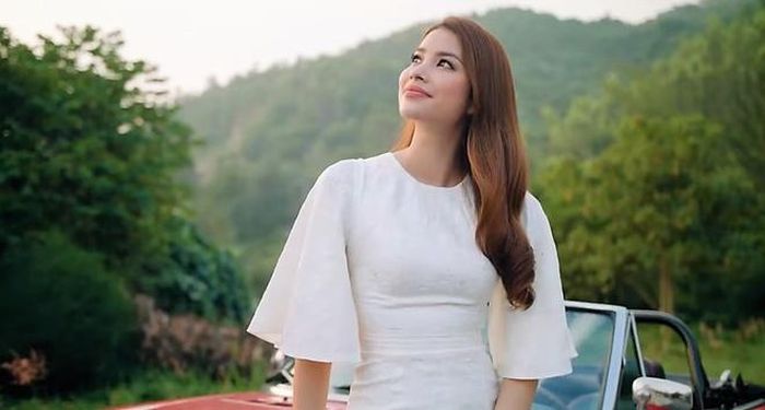 Chạy xe dọc biển để đến bán đảo Sơn Trà, Phạm Hương chia sẻ: "Cung đường tuyệt đẹp này với những phong cảnh bên biển, bên núi sẽ cho chúng ta cảm giác thú vị. Đây cũng là nơi chúng ta dễ dàng nhìn ngắm loài voọc chà vá chân nâu, loài vật được mệnh danh là Nữ hoàng của bán đảo Sơn Trà". 