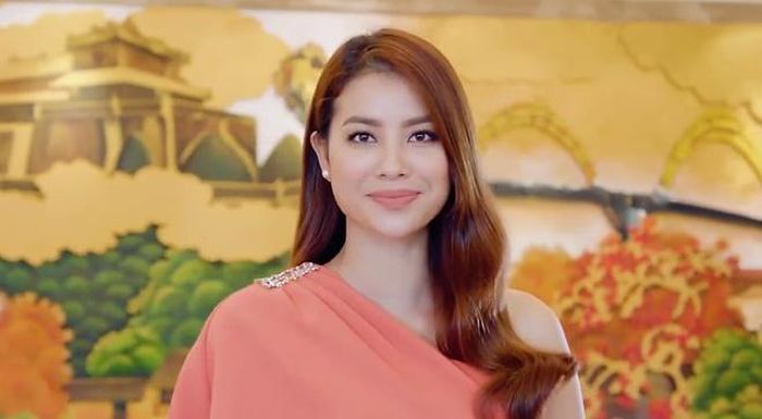 Tại tiền sảnh một khu nghỉ dưỡng lớn ở Đà Nẵng, Phạm Hương xuất hiện trong bộ váy dạ hội quyến rũ. Cô giới thiệu Đà Nẵng hiện có hơn 20 khu nghỉ dưỡng cao cấp đạt chuẩn quốc tế, là nơi lưu trú cho các đoàn đại biểu APEC 2017.