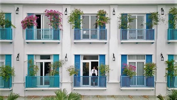 Phạm Hương đứng bên ban công của một khách sạn xinh xắn. Những năm gần đây, các khu nghỉ dưỡng, khách sạn, nhà nghỉ, homestay ngày càng phát triển tại Đà Nẵng.