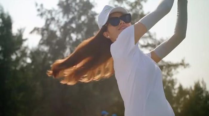 Hoa hậu thể hiện khả năng chơi golf tại một sân golf ven biển.