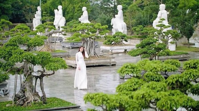 Phạm Hương đến thăm chùa Linh Ứng, ngôi chùa nổi tiếng linh thiêng của Đà Nẵng, trên bán đảo Sơn Trà. Ngôi chùa có tượng Phật Quan Thế Âm khổng lồ cao 67 m, đường kính tòa sen 35 m. 