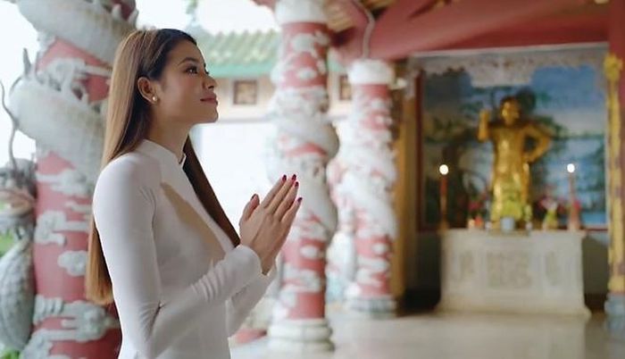 Trong phim ngắn, hoa hậu lần lượt đến thăm những thắng cảnh nổi tiếng của thành phố Đà Nẵng như biển Mỹ Khê, chùa Linh Ứng, bán đảo Sơn Trà, Ngũ Hành Sơn, bờ sông Hàn và các khu nghỉ dưỡng cao cấp dọc bờ biển.