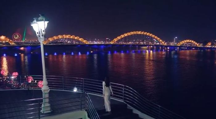 Sông Hàn, một đặc sản của Đà Nẵng. Phạm Hương diện váy lộng lẫy dự tiệc tối tại một nhà hàng bên sông, nhìn ra Cầu Rồng - một biểu tượng của thành phố.