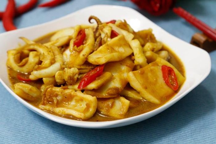 Xúc mực xào cà ri cay ra đĩa, món ăn này dùng với cơm nóng rất ngon. 