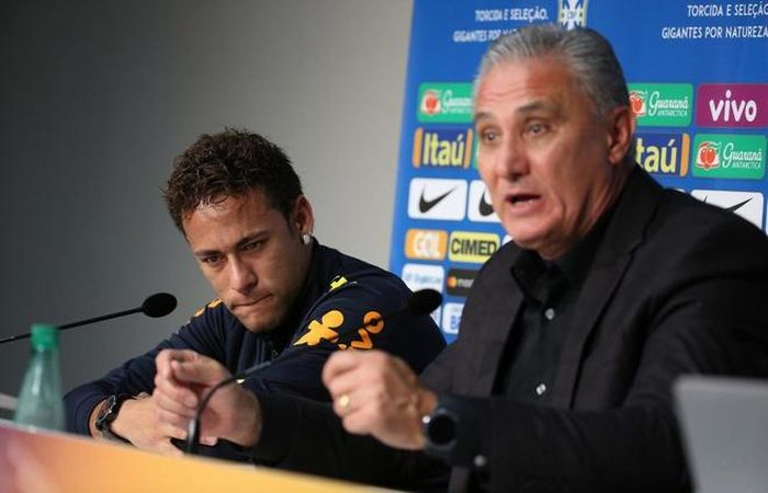 HLV Tite đứng ra bảo vệ cậu học trò, khiến Neymar mím môi xúc động.