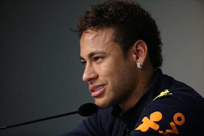 Trong thời gian qua, xuất hiện hàng loạt tin đồn Neymar kênh kiệu với đồng đội, và bất mãn, phớt lờ HLV Unai Emery, đồng thời tìm cách bỏ trốn sang Real Madrid. Siêu sao sinh năm 1992 phủ nhận tất cả: "Mọi người đang làm phiền Neymar bằng cách gây áp lực cho tôi trong phòng họp báo, đồng thời thêu dệt những tin đồn nhảm nhí về mối quan hệ của tôi với HLV và Cavani. Đấy hoàn toàn là tin đồn nhảm. Tôi chỉ muốn được sống hạnh phúc và yên ổn, tôi ở đây không phải để kiến tạo rắc rối với bất cứ ai". 