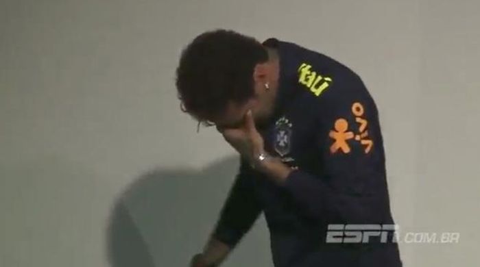 Neymar rời khỏi phòng họp báo trong nước mắt.