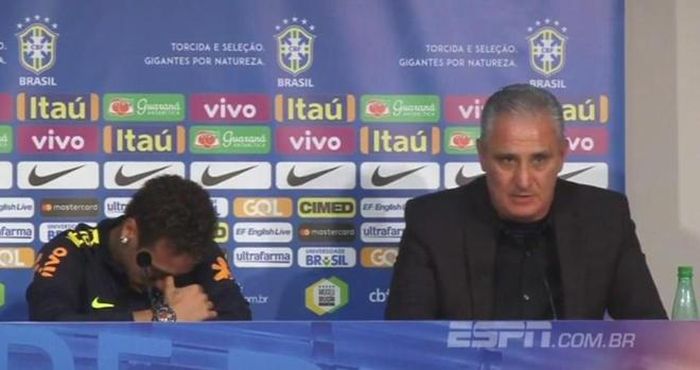 Phần phát biểu của HLV ĐT Brazil khiến cậu học trò bật khóc. Trong Neymar đã có sẵn nỗi ấm ức, những câu nói gây xúc động của Tite khiến siêu sao 25 tuổi không thể nén nước mắt.