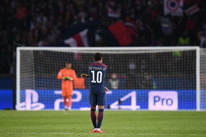 Neymar cô độc tại PSG. Anh vấp phải sự đấu đá nội bộ trong phòng thay đồ CLB.