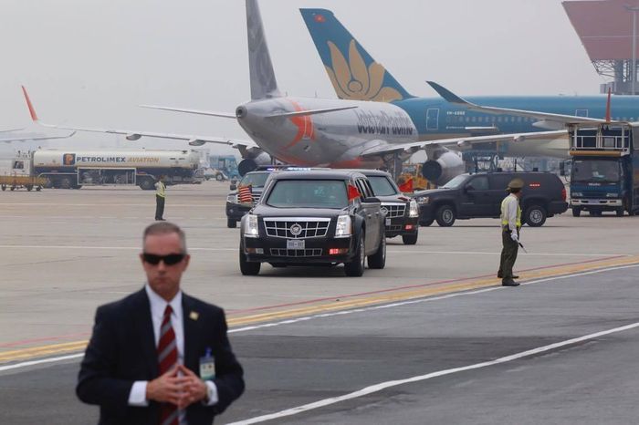 Xe chở Tổng thống Trump tiến về phía chuyên cơ Air Force One tại sân bay Nội Bài. Ảnh: Như Ý