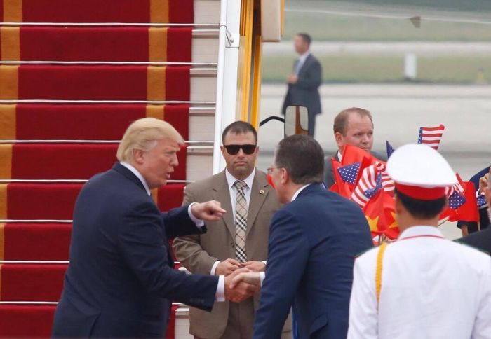 Khoảng 13h ngày 12/11, Tổng thống Mỹ Donald Trump bước lên chuyên cơ Air Force One để rời sân bay Nội Bài. Ảnh: Như Ý