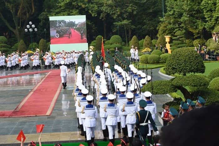 Đội quân nhạc và tiêu binh đang tiến vào vị trí, chuẩn bị cho các nghi thức cấp cao đón Chủ tịch nước, Tổng Bí thư Đảng Cộng sản Trung Quốc Tập Cận Bình.