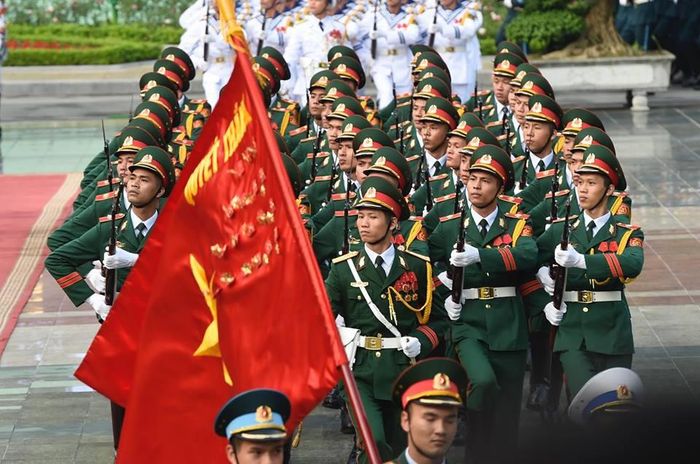 Sau đó lãnh đạo Trung Quốc cùng Tổng Bí thư Nguyễn Phú Trọng đi dạo, thăm nơi Bác Hồ mất và dự tiệc trà trong khu nhà sàn Bác Hồ.