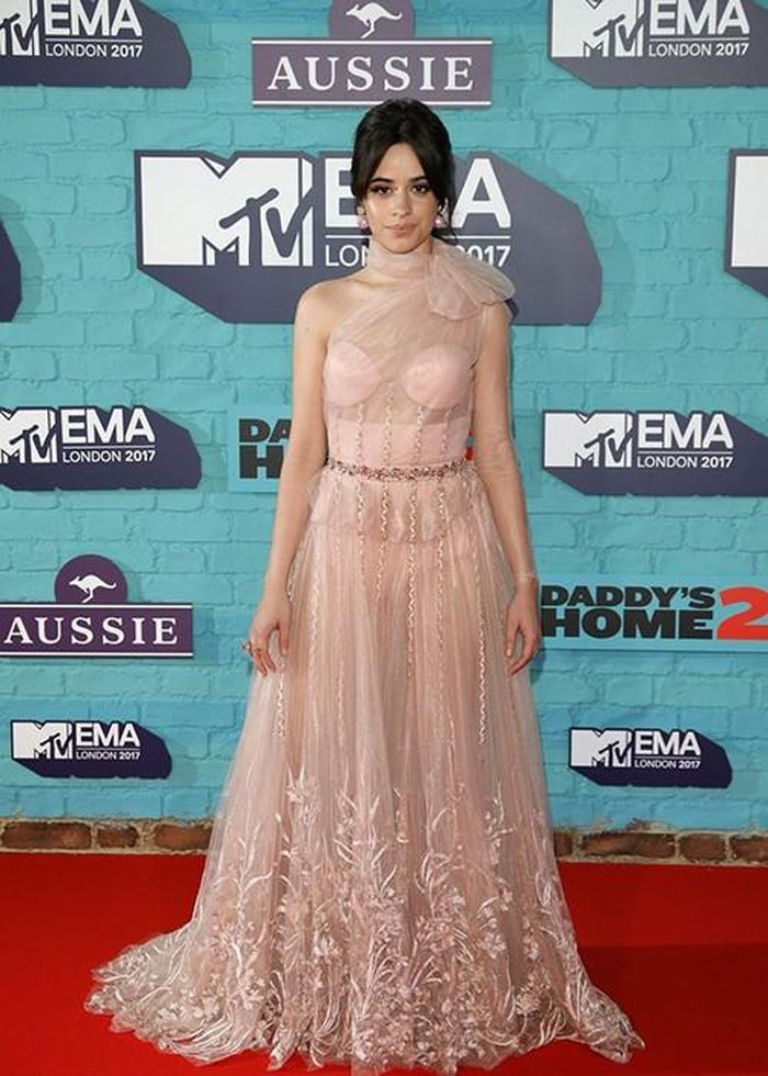 Xuất hiện trên thảm đỏ lễ trao giải âm nhạc, mỹ nhân Hollywood Camila Cabello đẹp lộng lẫy trong bộ đầm dạ hội xuyên thấu. Ảnh: Harpersbazaar