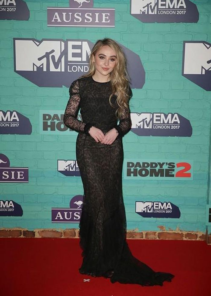 Ca sĩ, nhạc sĩ, diễn viên người Mỹ Sabrina Carpenter chụp ảnh trên thảm đỏ MTV EMA 2017. Ảnh: Harpersbazaar