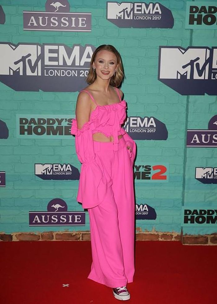 Ca sĩ, nhạc sĩ người Thụy Điển Zara Larsson rạng rỡ tại sự kiện. Ảnh: Harpersbazaar