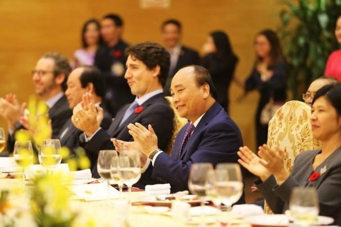 Thủ tướng Nguyễn Xuân Phúc và Thủ tướng Justin Trudeau cùng các quan chức tán thưởng màn trình diễn vovinam. Ảnh: Giang Lê