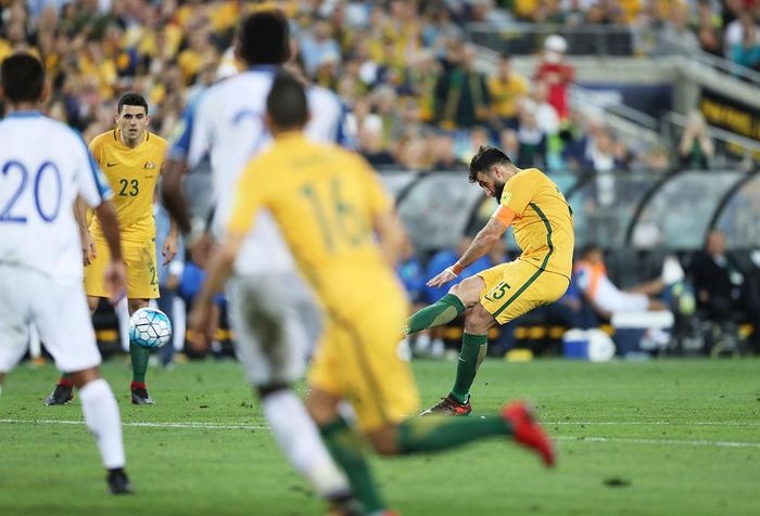 Trước 80.000 CĐV nhà, tuyển Australia đã không làm người hâm mộ thất vọng với lối chơi áp đảo. Nhưng phải sang hiệp 2 họ mới xé lưới thành công khung thành đối thủ. Bàn đầu tiên của Mile Jedinak đến sau tình huống sút phạt từ ngoài vòng cấm địa.