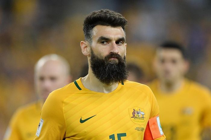Mile Jedinak năm 33 tuổi, từng chơi cho Crystal Palace tại Anh. Năm 2016, anh chuyển đến Aston Villa. Nơi xứ sương mù, Mile Jedinak đã có hơn 200 trận thi đấu. Điểm nổi bật của anh nằm ở ngoại hình với bộ râu rất "hầm hố".