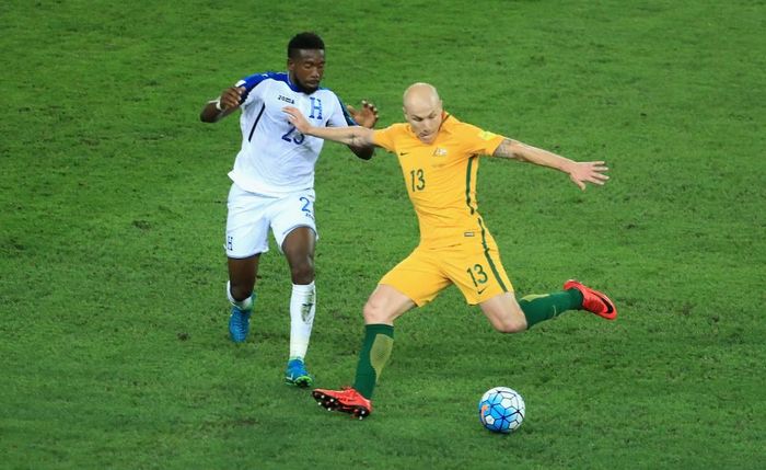 Aaron Mooy, khoác áo Huddersfield Town và từng ghi bàn vào lưới Manchester United tháng trước, cũng thi đấu rất tròn vai. Anh sắm vai tiền vệ tổ chức, trở thành cầu nối luân chuyển bóng rất nhịp nhàng.