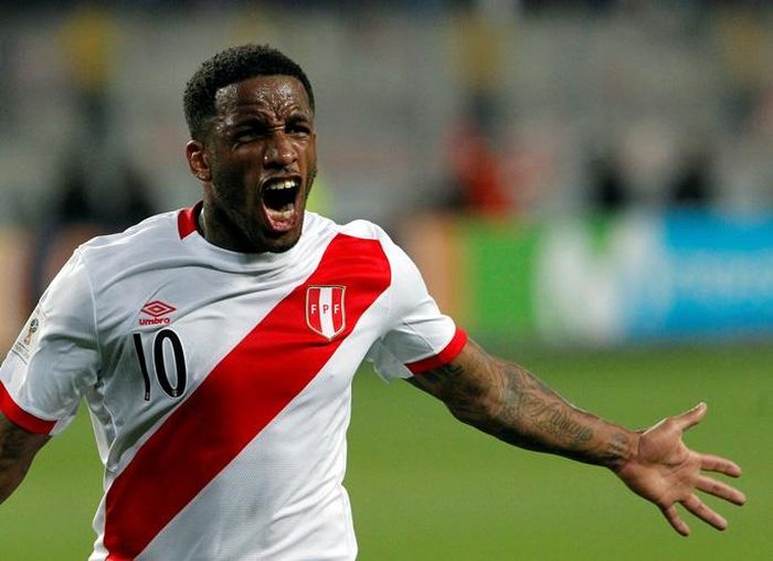 Jefferson Farfan mở tỉ số cho Peru bằng cú sút cực mạnh