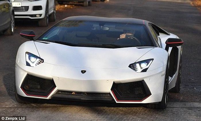 Henrikh Mkhitaryan thu hút sự chú ý khi đến sân tập trên chiếc Lamborghini màu trắng nổi bật.