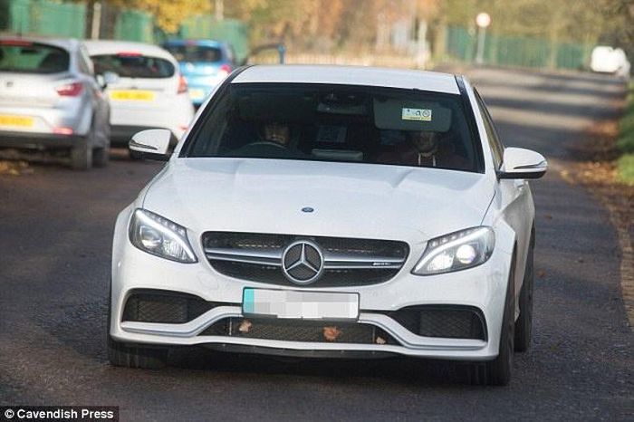 Marouane Fellaini là một trong những cầu thủ có mặt tại Carrington sớm nhất. Tiền vệ người Bỉ đến sân tập cùng cậu em trai Mansour. Truyền thông Anh đưa tin, MU và Fellaini đang không đạt thỏa thuận về một bản hợp đồng mới. Cựu cầu thủ người Bỉ nhiều khả năng sẽ chuyển sang khoác áo Besiktas vào hè năm tới.